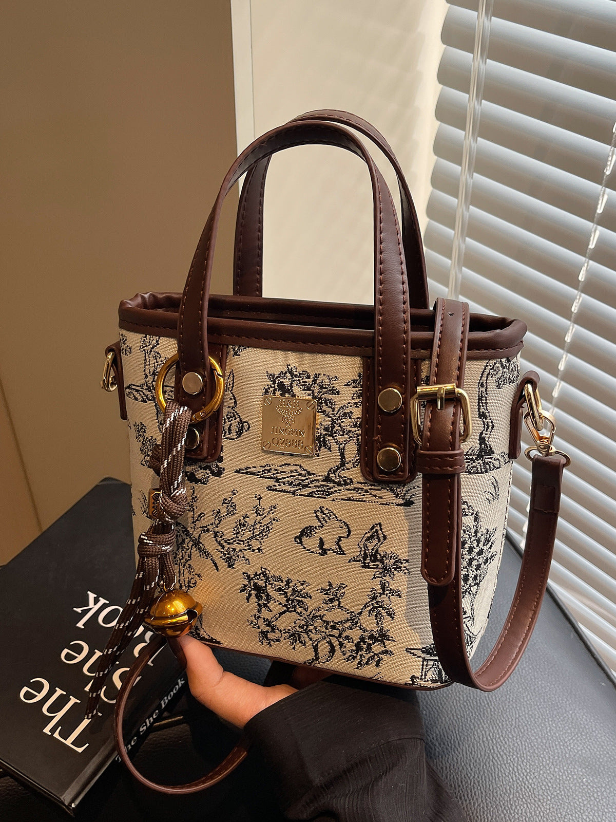 Super Popular Niche Embroidered Bag for Women 2025 New Fashion Versatile Crossbody Bag Color-Block Handbag Bucket Bag Small Tote Bag