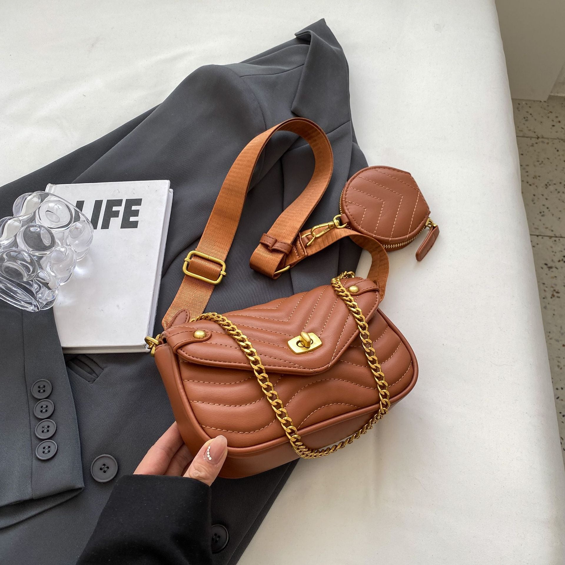 2022 New Women's Crossbody Bag Summer Shoulder Bag Trendy Small Niche Design Chain Embroidery Zipper Bag