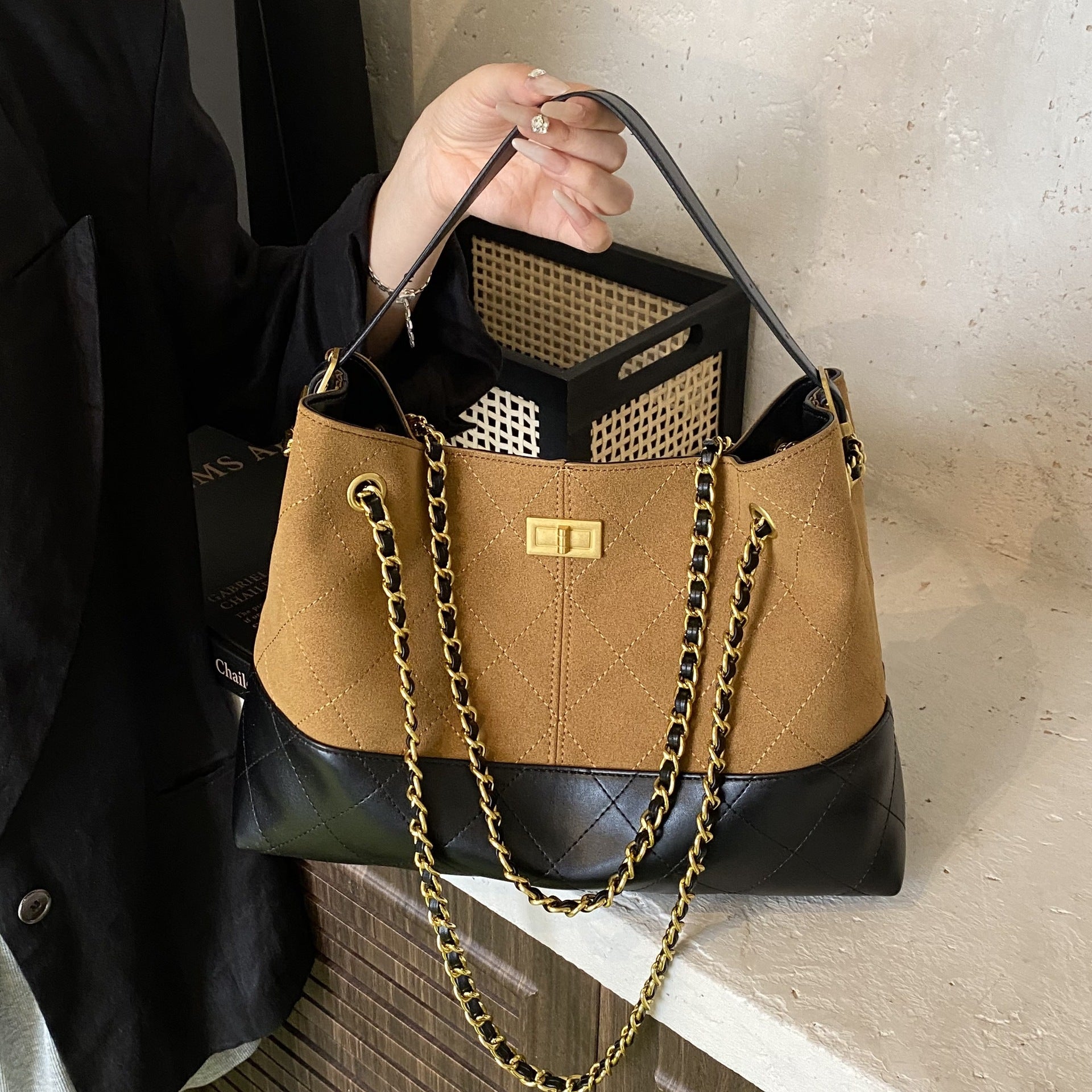 Vintage Color-Block Large Capacity Commuter Bucket Bag for Women 2025 Autumn New Fashion Casual Quilted Chain Underarm Bag